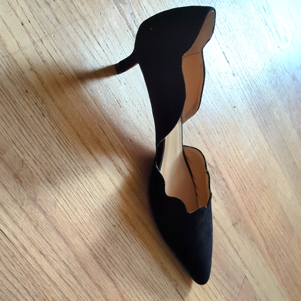 Black kitten heels, narrow toe box